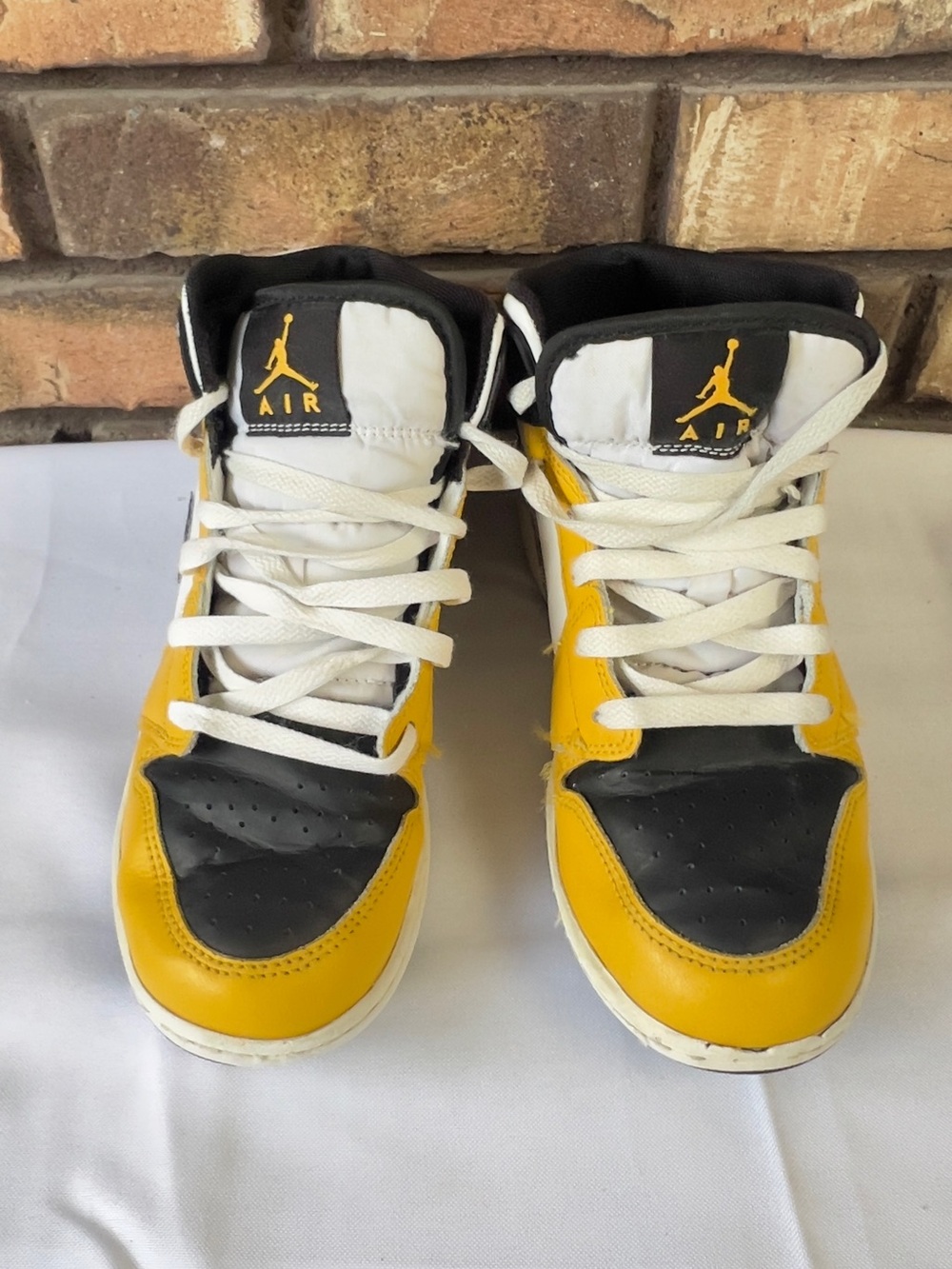 Jordan Kids High-Top Sneakers in Yellow, Black & White